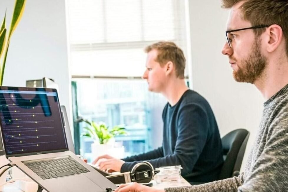 Low code and marketing management platforms: lies that make us believe that anyone can develop software